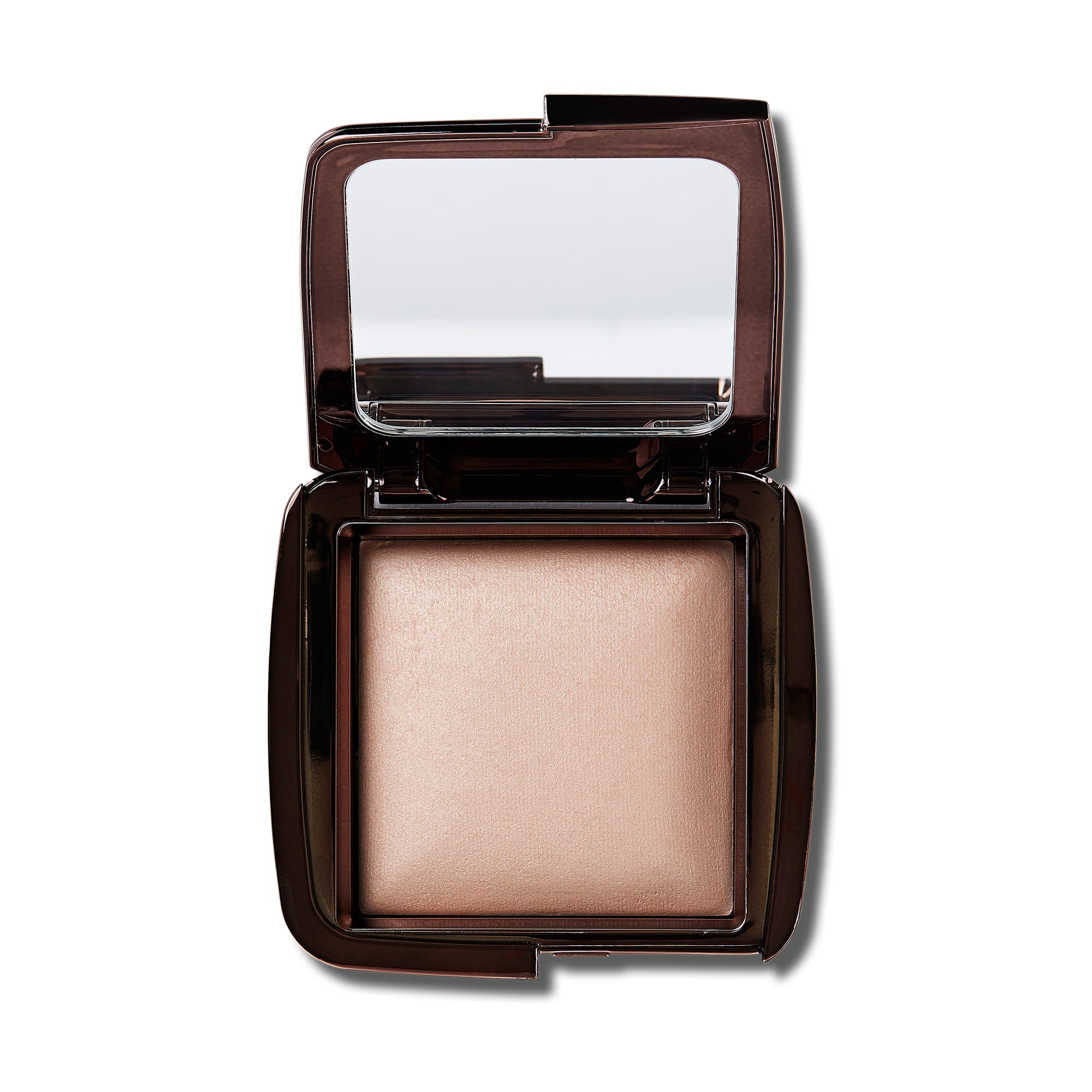 A high-tech finishing powder that works to capture, diffuse, and soften surrounding light.